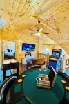 3 miles to Dollywood! Family size Cabin with Indoor Pool/Games, PS 5 & Hot tub - 프라이빗 풀