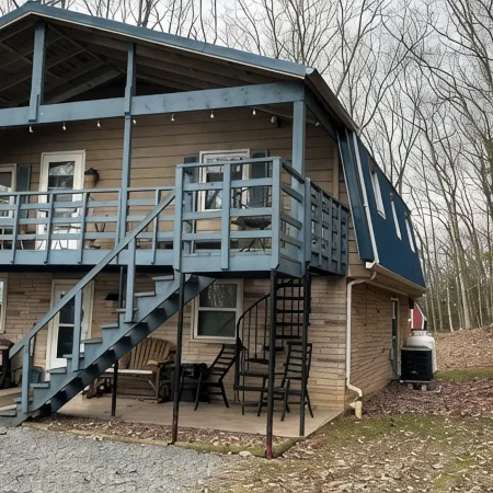 Charming 4-bedroom cabin with HOTTUB  in peaceful Upper Tract with WiFi, AC