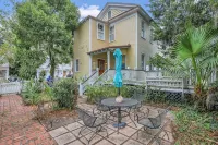 Charming 2-bedroom cottage in Historic Beaufort. Walk to restaurants and shops - 4성급
