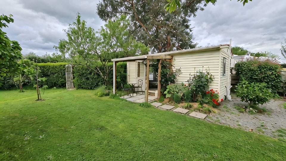 Studio 25 - a charming room in a country garden setting