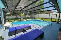 Private Spacious Room in Home, with Pool-The Oasis Room