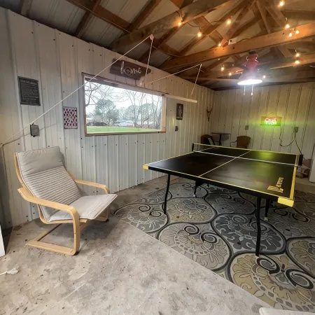 Muletown's Cozy Classic w/ hot tub, outdoor game area, and fire pit