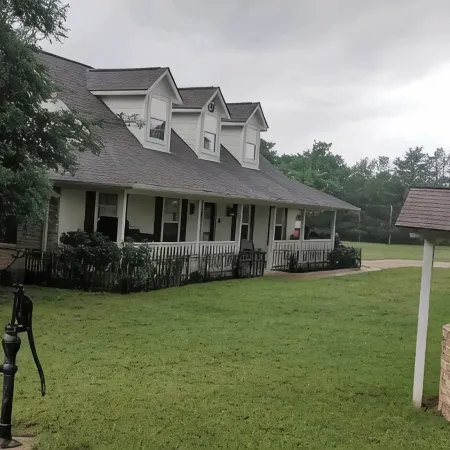 Rustic getaway on 3 acres - Only minutes from TEXS A&M University.