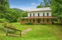 Historic Hunter’s Haven, Waterfront Gem in Tionesta. Float, fish and relax here. - Wifi