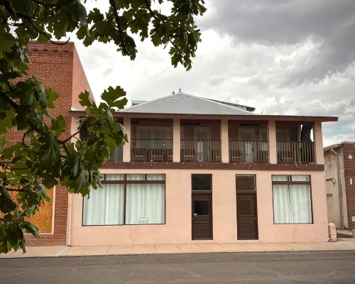 Marfa House Fronteriza--Central and Accessible Hotels in Marfa