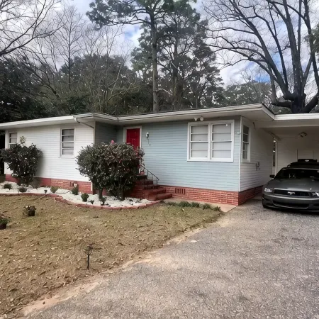 Charming 3-bedroom cottage with WiFi, AC nears parks and shopping