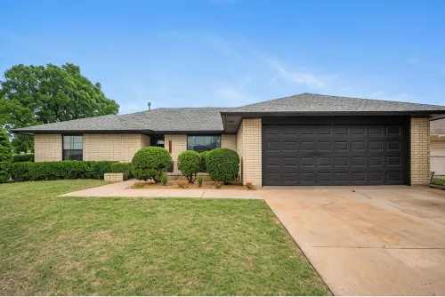 Stay in Style near Lawton's best spots! - 4 stjerner
