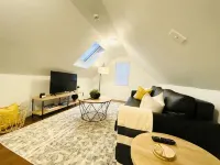 Stylish Loft with Parking Near NYC + Hospital - 4 ดาว