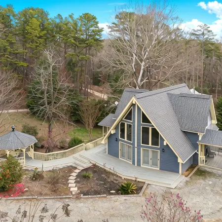 Lake Jocassee retreat on two acres!! New hot tub, Devil’s Fork State Park