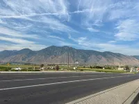 Spacious fully loaded 4-bedroom townhome sleeps 12 freeway access next to BYU スプリングビルのホテル