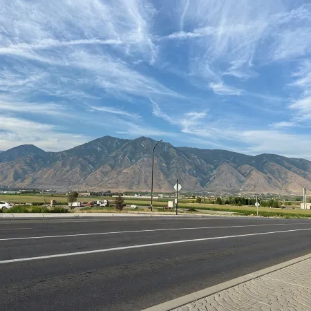 Spacious fully loaded 4-bedroom townhome sleeps 12 freeway access next to BYU Hotele w: Springville