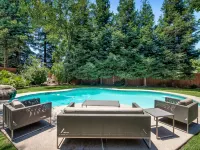Home oasis with sauna, jacuzzi, pool & heated gazebo! - 수영장