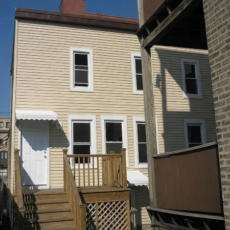 The Original Wrigleyville Coach House- Private 2 Story House in Heart of City