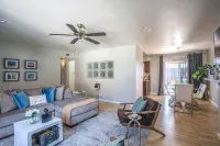 Lovely 2-Bedroom Rental Unit With Indoor Fireplace - ห้องครัว