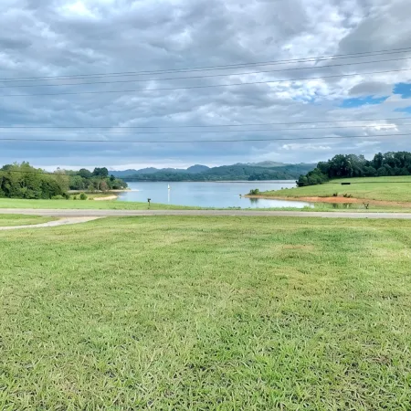 Lakehouse with Gorgeous Lake Views