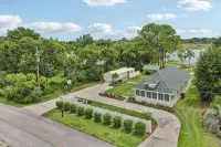 3 Bedroom Lakefront Retreat Near Downtown Tavares