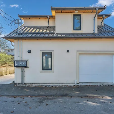 Most Private & Spacious 2 Bed/1 Full Bathroom Laneway House Отели рядом с достопримечательностью «Пляж Испанские Банки»