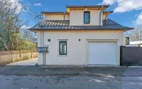 Most Private & Spacious 2 Bed/1 Full Bathroom Laneway House - Bungalows