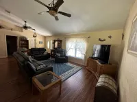 Custom home great local, boat parking,  near dock, food, scalloping,  Manatee. - 무료 와이파이