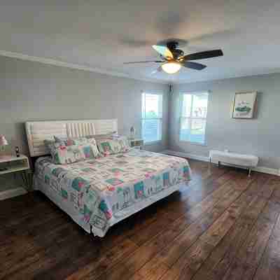 Lake House with Private Pool, Beach & Dock Rooms