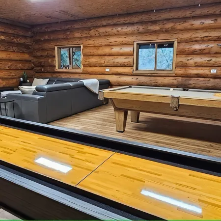 American Alps Lodge: Riverfront, Hot Tub, EV Charger, Game Room