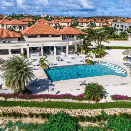 Condo. Private pool. 2 minutes to beaches by car
