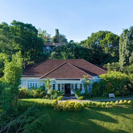 Castle Hill Bungalow by Seven Angels