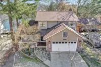 Stylish 3/2 Home • Boat Slip • Lake Access • Lake View! King Beds • Central Loc