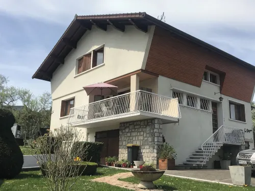 5 minutes from Annecy? Apartment on 2nd floor of a house with large garden - Homestays
