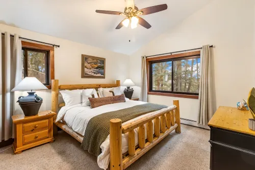 Bear Paw Haven-nestled in the trees. Pet & family friendly. HOT TUB, Free WiFi