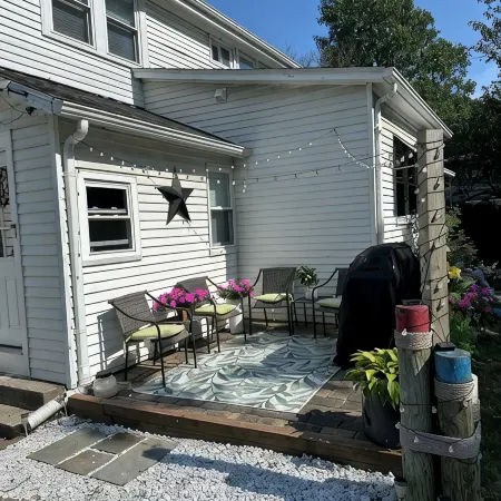 Recently totally renovated duplex located 5 minutes from Downtown Bristol.