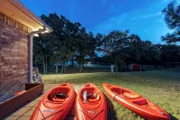 Cozy Lakefront Serenity-Dock & Boatlift, Firepit & Fish