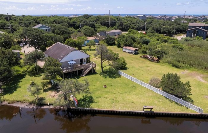 Canal Front 3 Bedroom Home / Newly Renovated