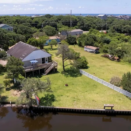 Canal Front 3 Bedroom Home / Newly Renovated