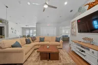 Charming Tropical Pool Home, Walk to the Beach! - WiFi