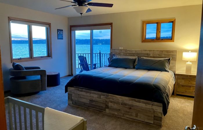 Waterfront Lake House with game room, private pier and kayaks in Lake Geneva