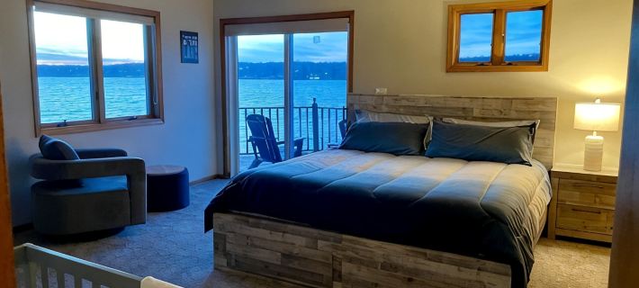Waterfront Lake House with game room, private pier and kayaks in Lake Geneva 제네바 호텔