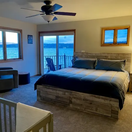 Waterfront Lake House with game room, private pier and kayaks in Lake Geneva