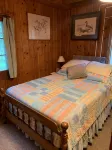 Lake Huron access wooded 2-bedroom cottage with WiFi in charming Oscoda -  Habitaciones en casas particulares