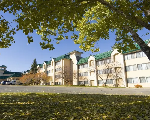 Amenida Residences Calgary Hotels near Calgary Zoo C train