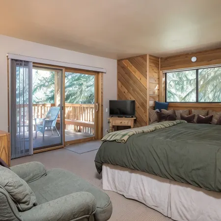 Cozy Family Sized Condo- Access to Pools and Other Summer Time Amenities