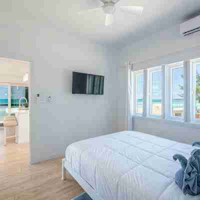 Brand new lovely beachfront 2-bedroom house with WiFi, AC in Governor's Harbour Rooms