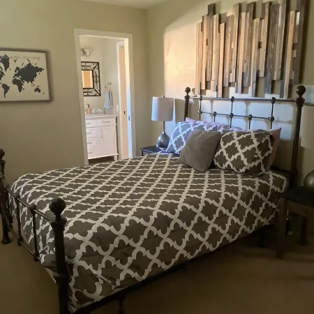 Stunning 3 bed/2.5 bath Overlooking Ocotillo Golf Course w/ Heated pool & Hottub
