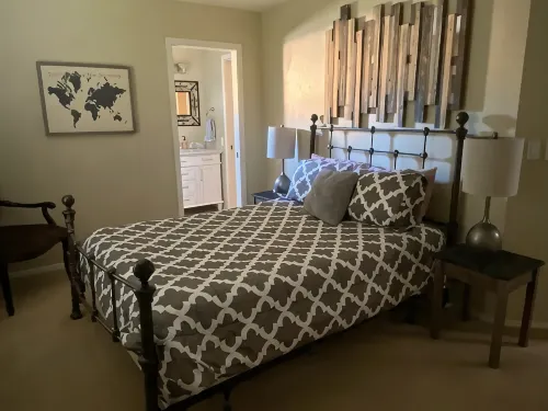 Stunning 3 bed/2.5 bath Overlooking Ocotillo Golf Course w/ Heated pool & Hottub