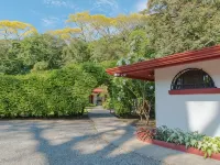 Private suite 103 with beautiful gardens, shared pool and BBQ area! Hotels in Dominical