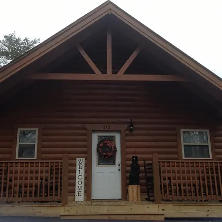 Cabin Sleeps 8 w/ 2 King Suites, Theater/Hot Tub/Pool Table, Small Dog Friendly!