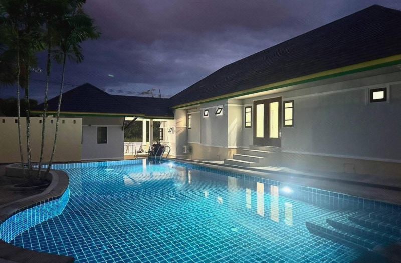 Royal Pineapple Hotel | a welcome to wealth and good fortune photo 4