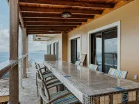 Private Waterfront 5 Bedroom Villa! Stunning views from every room! โรงแรมในนอร์ทไซด์