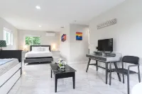 Hot Spa - Super Clean - 8 M Drive to Beach, Restaurants, Nightlife