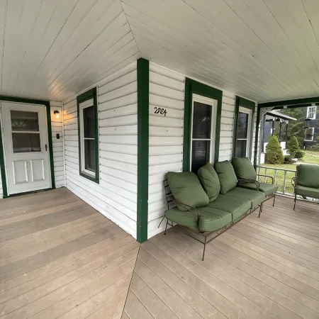 The Guides House • Cozy Main St Stay with Porch Views